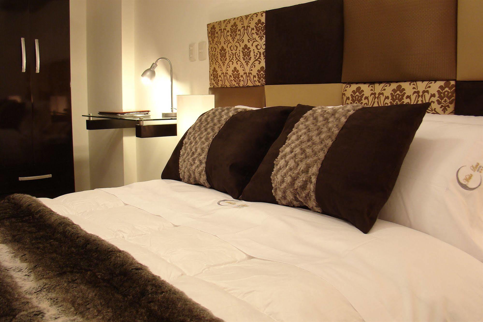 Hostal Media Luna Trujillo Zewnętrze zdjęcie